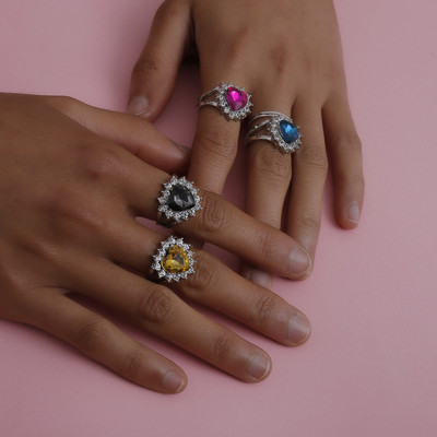 Γυναικείο καθημερινό δαχτυλίδι με διακοσμητικές πέτρες σε  σχήμα καρδιάς 