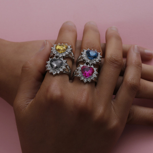 Γυναικείο καθημερινό δαχτυλίδι με διακοσμητικές πέτρες σε  σχήμα καρδιάς 