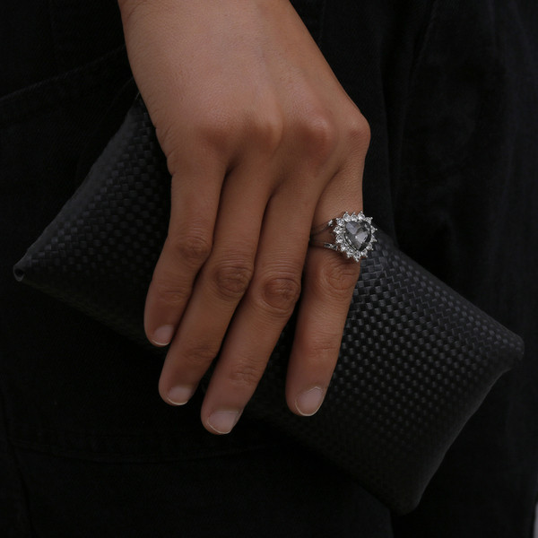 Γυναικείο καθημερινό δαχτυλίδι με διακοσμητικές πέτρες σε  σχήμα καρδιάς 