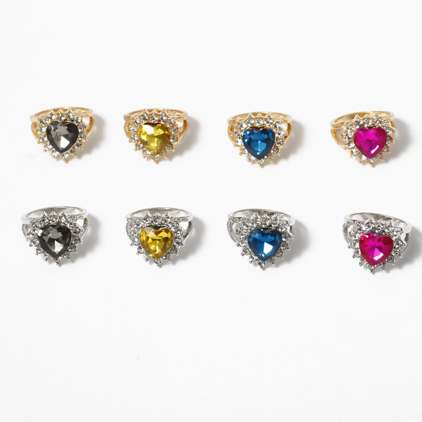 Γυναικείο καθημερινό δαχτυλίδι με διακοσμητικές πέτρες σε  σχήμα καρδιάς 