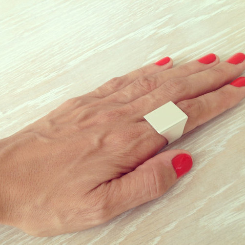 Stiilne naiste laia sõrmuse mudel