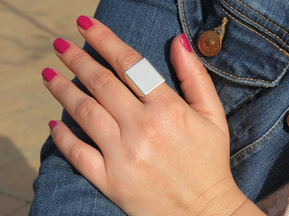 Stiilne naiste laia sõrmuse mudel