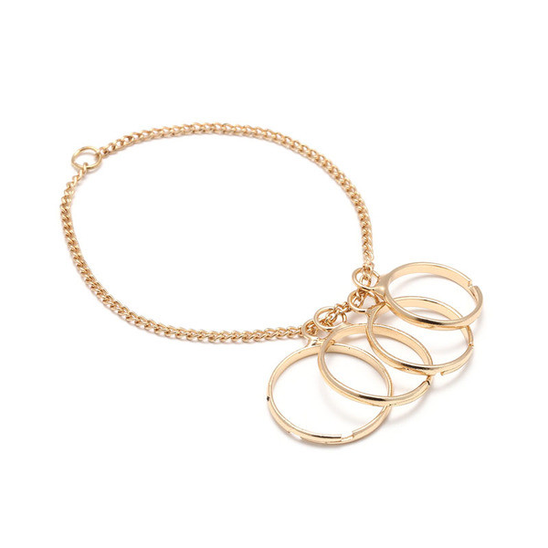 Praegune naiste komplekt ketiga sõrmuseid