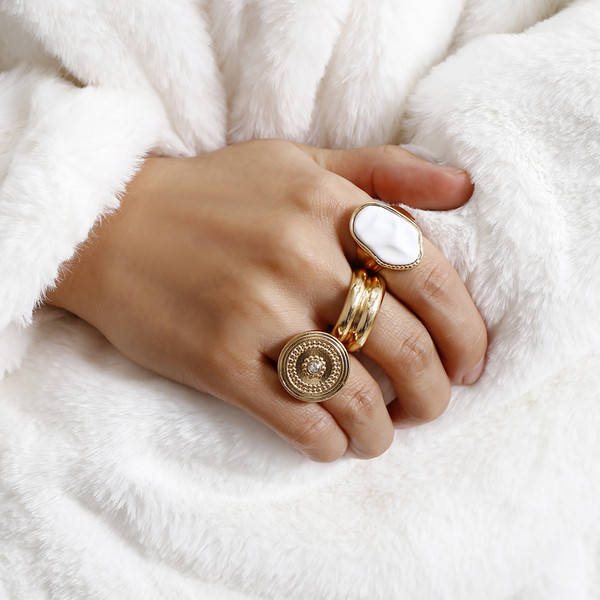 Μοντέρνο σετ από τρία γυναικεία δαχτιλίδια 