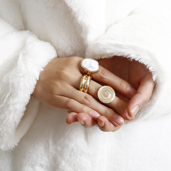 Μοντέρνο σετ από τρία γυναικεία δαχτιλίδια 