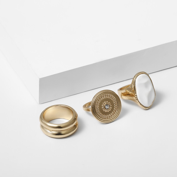 Μοντέρνο σετ από τρία γυναικεία δαχτιλίδια 