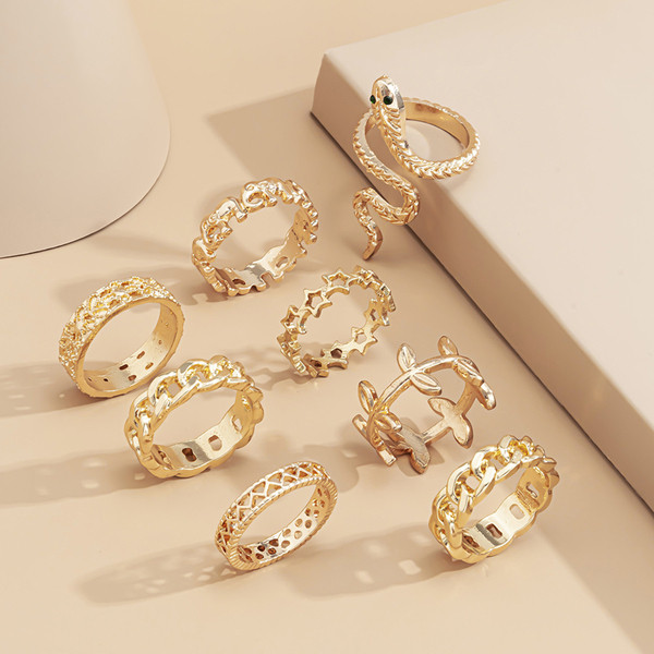 Γυναικείο σετ οκτώ δαχτυλιδιών σε κλασικό μοντέλο