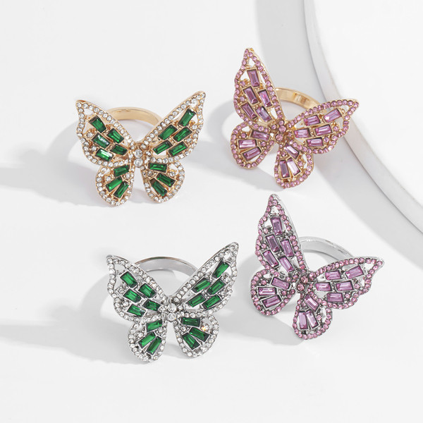 Μοντέρνο γυναικείο δαχτυλίδι με πεταλούδα και χρωματιστές πέτρες