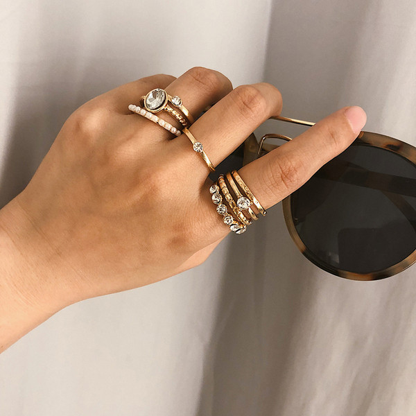 Μοντέρνο  γυναικείο σετ επτά δαχτυλίδια με διακοσμητικές  πέτρες