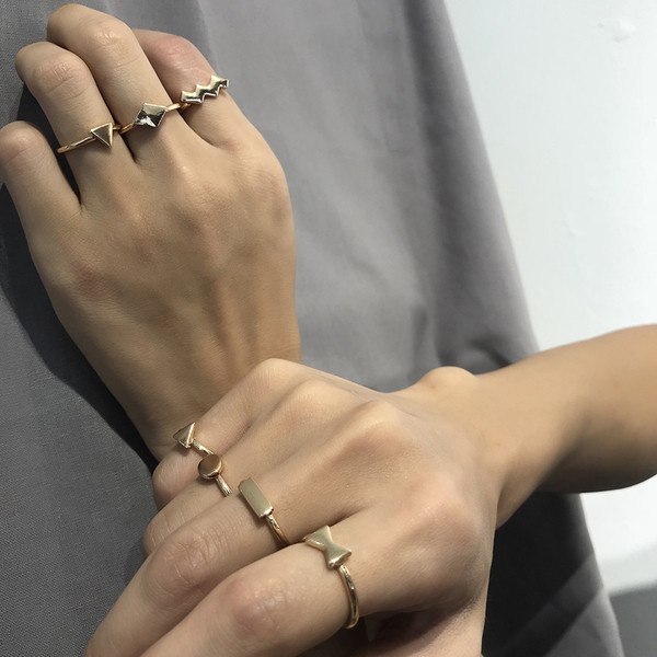 Κομψό γυναικείο σετ επτά δαχτυλίδια - κλασικό μοντέλο