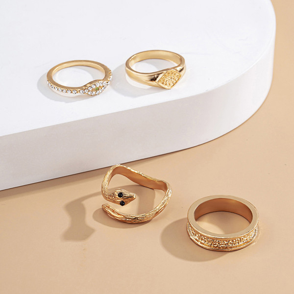 Καθημερινό γυναικείο σετ από τέσσερα  δαχτυλίδια 
