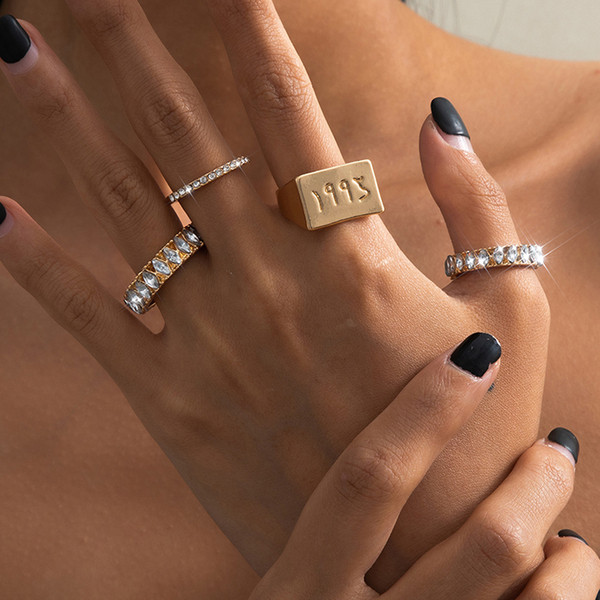 Stílusos női szett négy gyűrűből díszkövekkel