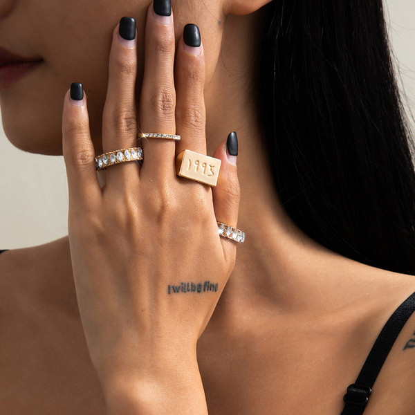 Stílusos női szett négy gyűrűből díszkövekkel