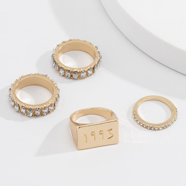 Stílusos női szett négy gyűrűből díszkövekkel