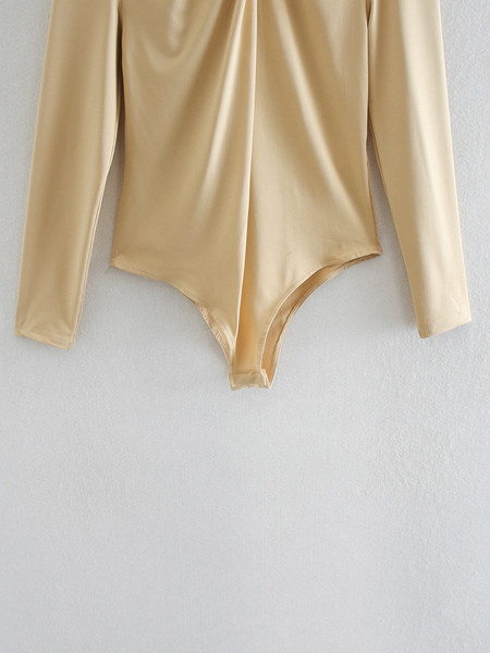 Naiste keha poolkõrge kraega