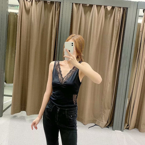 Kaasaegne naiste keha spits-kaelusega ja pitsiga