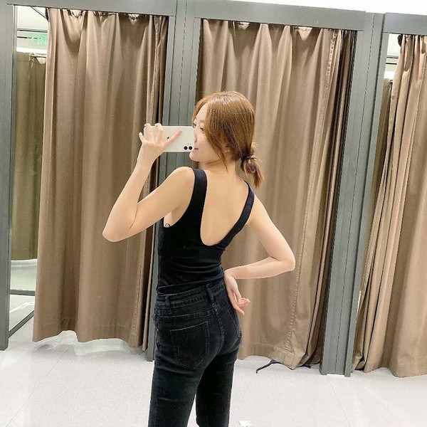 Kaasaegne naiste keha spits-kaelusega ja pitsiga