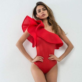 Mitmes värvitoonis lokkidega naiste keha uus mudel