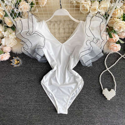 Μοντέρνο  γυναικείο  κορμάκι με λαιμόκοψη και μανίκια