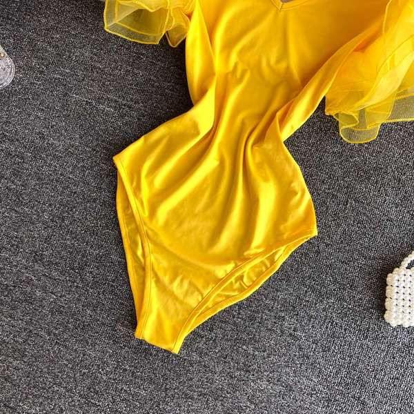 Kaasaegne naiste keha spits-kaelusega ja pitsavarrukatega