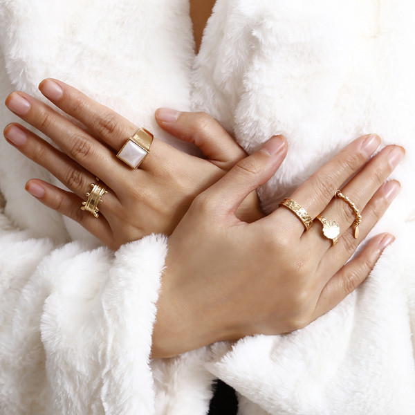 Κομψό γυναικείο σετ από πέντε δαχτυλίδια  κλασικό μοντέλο