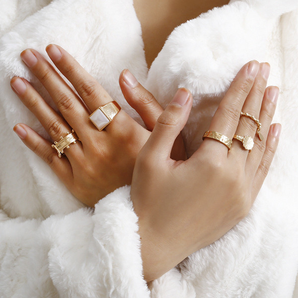 Κομψό γυναικείο σετ από πέντε δαχτυλίδια  κλασικό μοντέλο