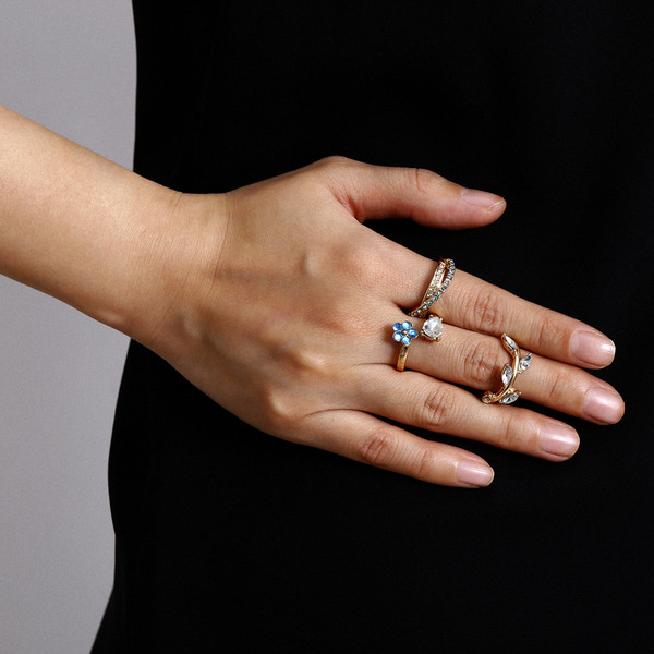 Κομψό σετ τριών γυναικείων δαχτυλιδιών με διακοσμητικές πέτρες