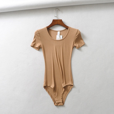 Naiste keha lühikeste varrukate ja ümara kaelusega