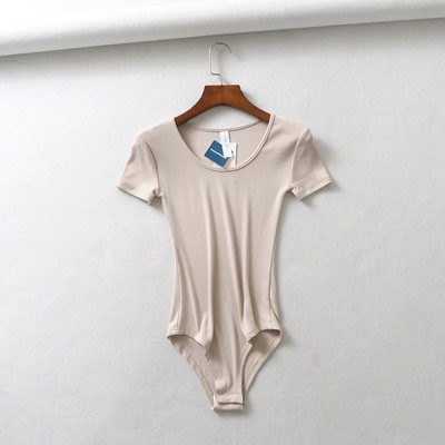 Naiste keha lühikeste varrukate ja ümara kaelusega