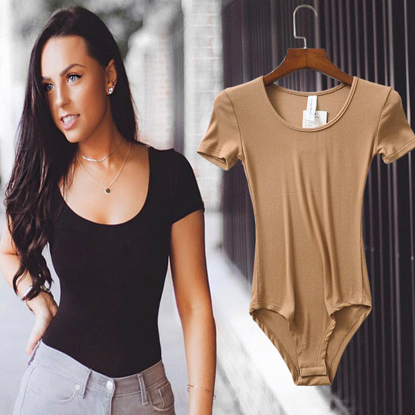 Naiste keha lühikeste varrukate ja ümara kaelusega