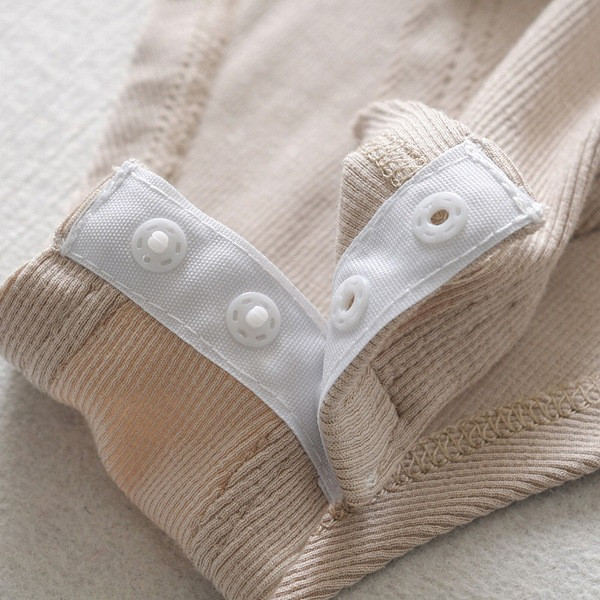 Naiste keha lühikeste varrukate ja ümara kaelusega