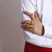 Σύγχρονη γυναικεία σειρά από έξι δαχτυλίδια με διακοσμητικές πέτρες