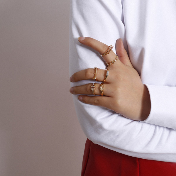 Σύγχρονη γυναικεία σειρά από έξι δαχτυλίδια με διακοσμητικές πέτρες