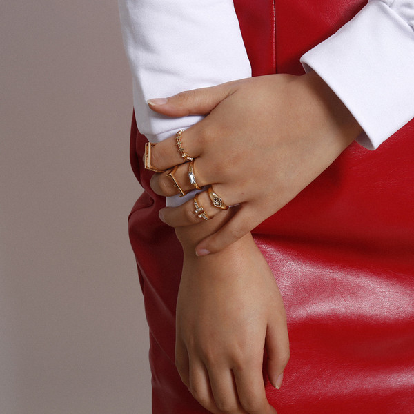 Σύγχρονη γυναικεία σειρά από έξι δαχτυλίδια με διακοσμητικές πέτρες