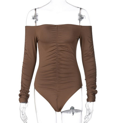 Naise keha koos kokkutõmmatud efektiga ja paljaste õlgadega