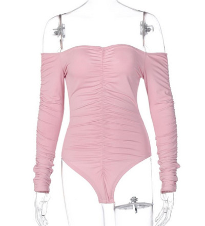 Naise keha koos kokkutõmmatud efektiga ja paljaste õlgadega