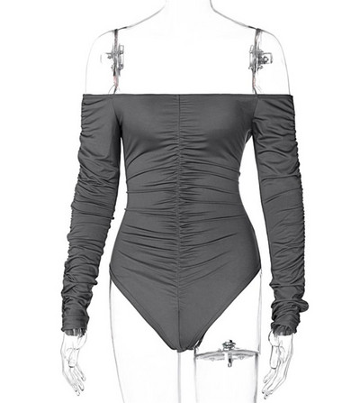 Naise keha koos kokkutõmmatud efektiga ja paljaste õlgadega