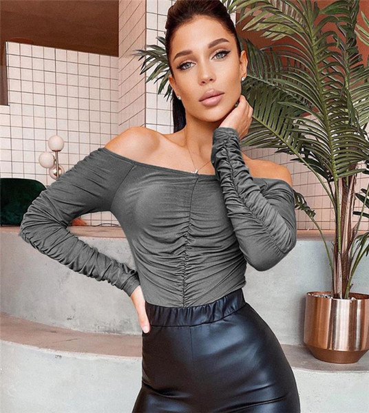 Naise keha koos kokkutõmmatud efektiga ja paljaste õlgadega