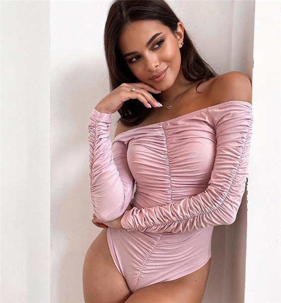 Naise keha koos kokkutõmmatud efektiga ja paljaste õlgadega