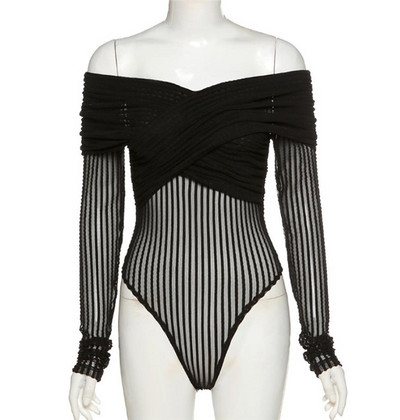 Moodne keha paljaste õlgadega ja läbipaistva efektiga