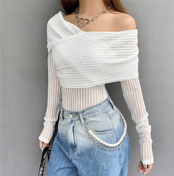 Moodne keha paljaste õlgadega ja läbipaistva efektiga