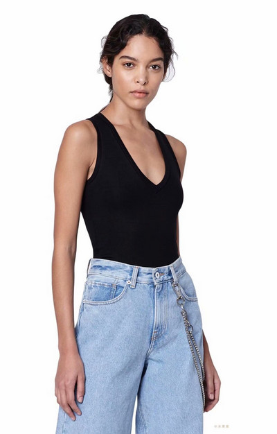 Naiste kehapuhas V-kaelusega mudel