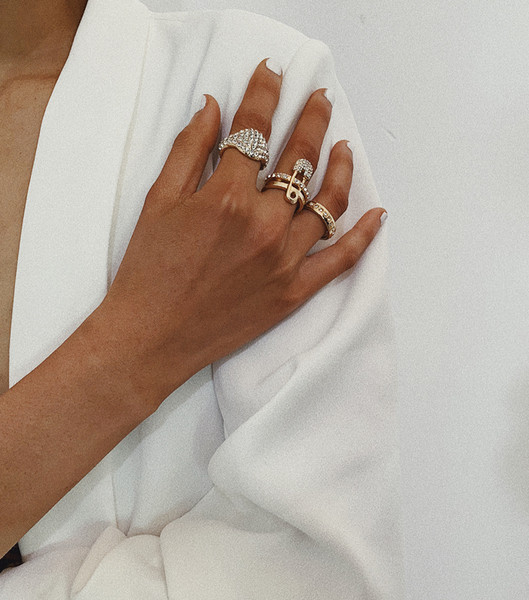 Κομψό γυναικείο σετ τριών δαχτυλιδιών με διακοσμητικές πέρλες