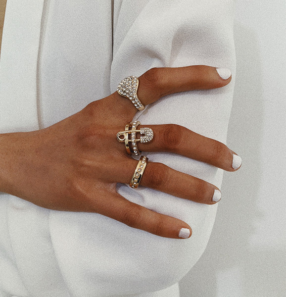 Κομψό γυναικείο σετ τριών δαχτυλιδιών με διακοσμητικές πέρλες