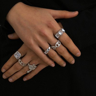 Актуален комплект от шест дамски пръстена с декоративни камъни