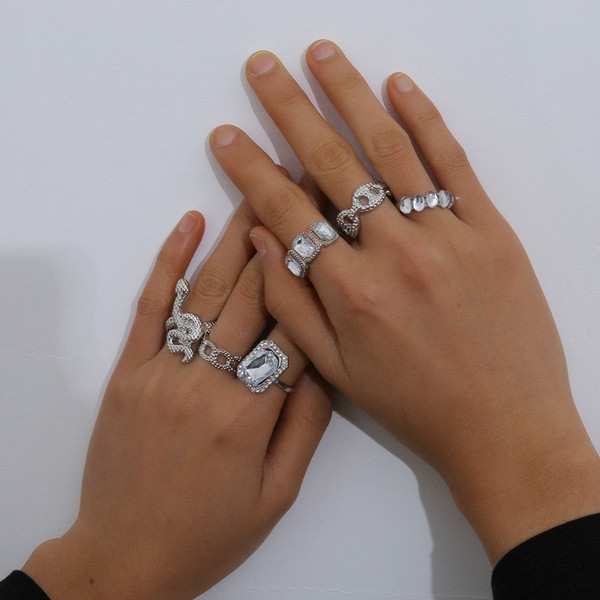 Hat női gyűrűből álló korszerű készlet díszkövekkel