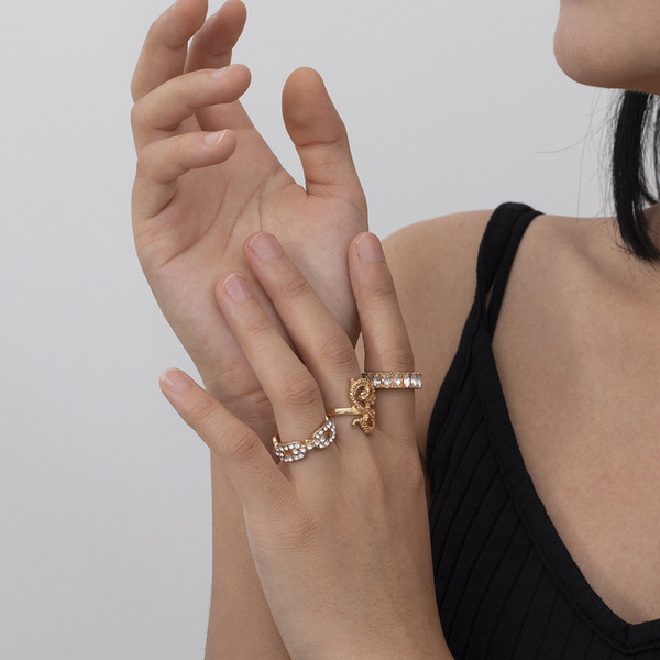 Κομψό γυναικείο σετ τριών δαχτυλιδιών με διακοσμητικές πέτρες