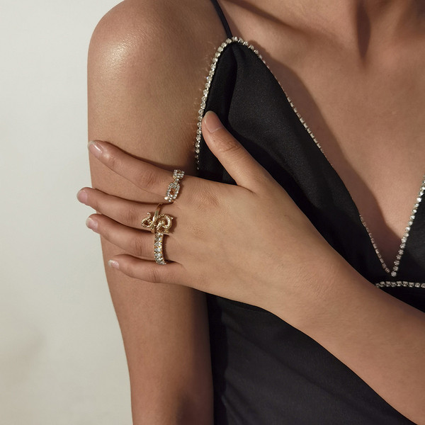 Κομψό γυναικείο σετ τριών δαχτυλιδιών με διακοσμητικές πέτρες