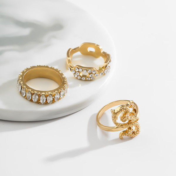 Κομψό γυναικείο σετ τριών δαχτυλιδιών με διακοσμητικές πέτρες