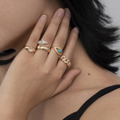 Μοντέρνο σετ τεσσάρων γυναικείων δαχτυλιδιών με διακοσμητικές πέτρες